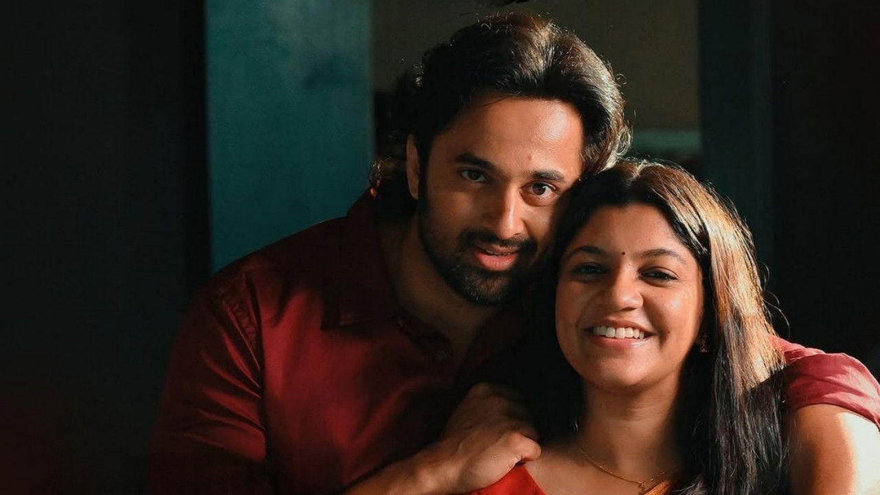 Mindiyum Paranjum Movie Screenshot 1